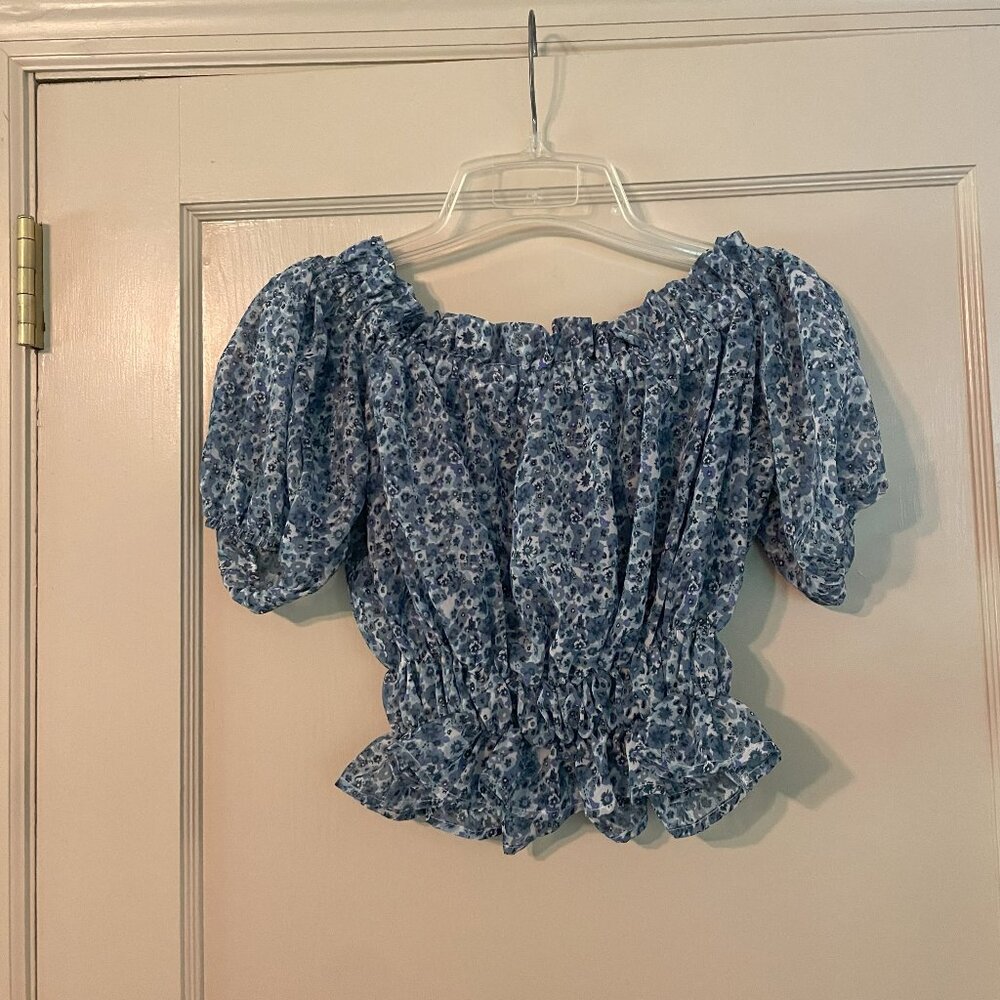 Cropped-Top: Blue-Flowered Pattern